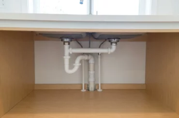 Tuyaux sous évier propre, voie d'entrée des cafards dans une maison propre