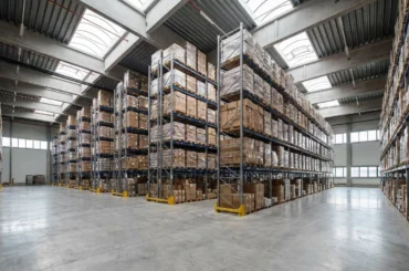 Intérieur d'un grand entrepôt logistique propre avec rayonnages et palettes
