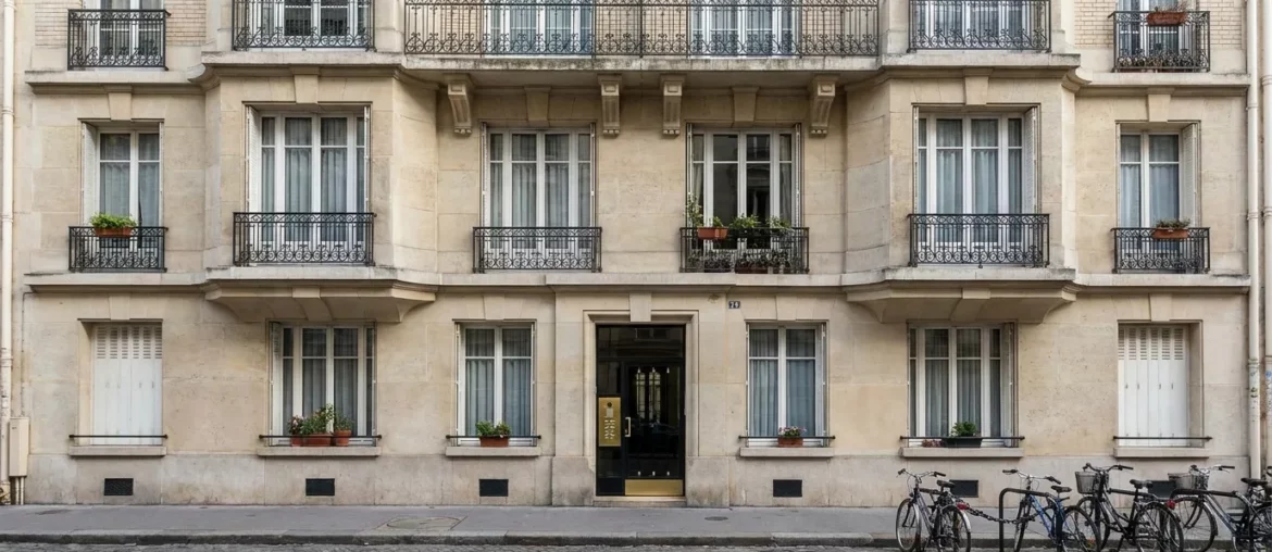 Façade d'immeuble résidentiel illustrant la réglementation de la dératisation en location et copropriété