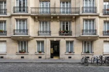 Façade d'immeuble résidentiel illustrant la réglementation de la dératisation en location et copropriété