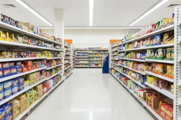 Rayon de supermarché propre et bien rangé, point de vente protégé des nuisibles