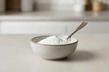 Poudre blanche d'acide borique dans un bol
