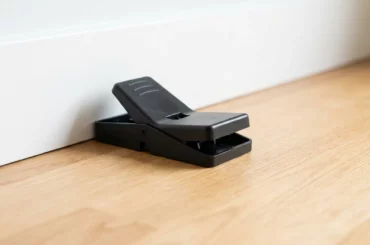Tapette à souris moderne en plastique posée le long d'une plinthe