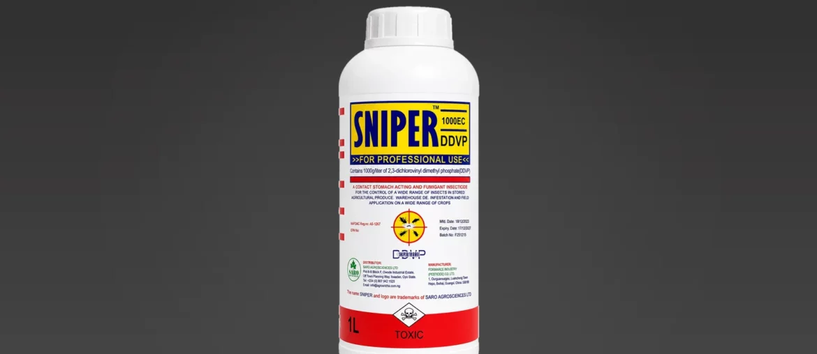Le flacon d'un litre de Sniper 1000 EC DDVP, étiquette d'origine avec pictogramme de toxicité, sur fond sombre